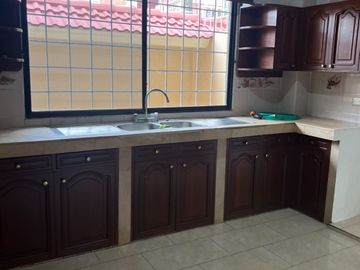 VENTA casa esq.  Urdenor, 272 m2 de construcción, 4 dormitorios cada uno con baño, 2 parqueos, terraza accesible