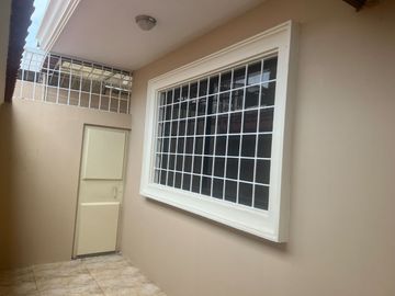 VENTA casa esq.  Urdenor, 272 m2 de construcción, 4 dormitorios cada uno con baño, 2 parqueos, terraza accesible