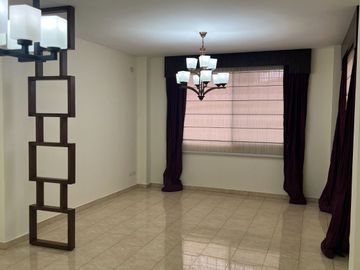 VENTA casa esq.  Urdenor, 272 m2 de construcción, 4 dormitorios cada uno con baño, 2 parqueos, terraza accesible