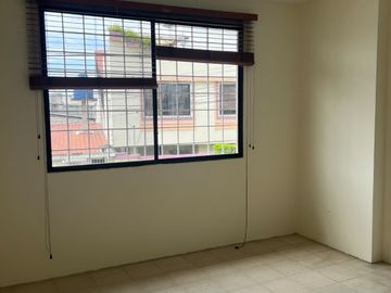 VENTA casa esq.  Urdenor, 272 m2 de construcción, 4 dormitorios cada uno con baño, 2 parqueos, terraza accesible