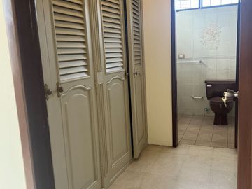 VENTA casa esq.  Urdenor, 272 m2 de construcción, 4 dormitorios cada uno con baño, 2 parqueos, terraza accesible