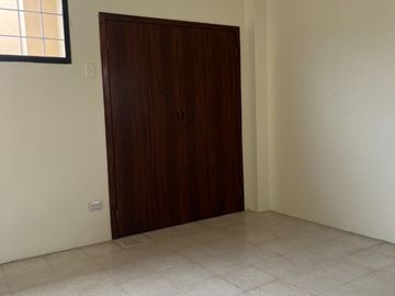 VENTA casa esq.  Urdenor, 272 m2 de construcción, 4 dormitorios cada uno con baño, 2 parqueos, terraza accesible