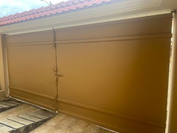 VENTA casa esq.  Urdenor, 272 m2 de construcción, 4 dormitorios cada uno con baño, 2 parqueos, terraza accesible