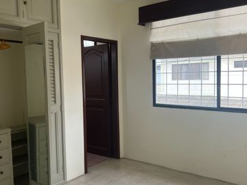 VENTA casa esq.  Urdenor, 272 m2 de construcción, 4 dormitorios cada uno con baño, 2 parqueos, terraza accesible