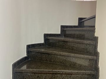 VENTA casa esq.  Urdenor, 272 m2 de construcción, 4 dormitorios cada uno con baño, 2 parqueos, terraza accesible