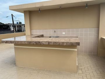 VENTA casa esq.  Urdenor, 272 m2 de construcción, 4 dormitorios cada uno con baño, 2 parqueos, terraza accesible