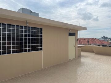 VENTA casa esq.  Urdenor, 272 m2 de construcción, 4 dormitorios cada uno con baño, 2 parqueos, terraza accesible