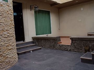 Casa  de dos niveles con jardín y local comercial, 3 recamaras, Aceptamos créditos.