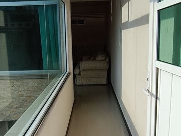 Casa  de dos niveles con jardín y local comercial, 3 recamaras, Aceptamos créditos.