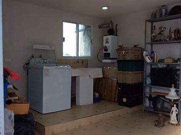 Casa  de dos niveles con jardín y local comercial, 3 recamaras, Aceptamos créditos.