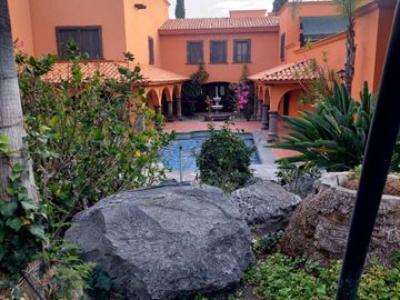 Residencia en Venta, tipo Colonial Mexicano, con excelentes acabados y amplios espacios