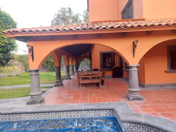 Residencia en Venta, tipo Colonial Mexicano, con excelentes acabados y amplios espacios