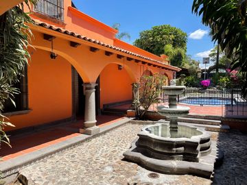 Residencia en Venta, tipo Colonial Mexicano, con excelentes acabados y amplios espacios