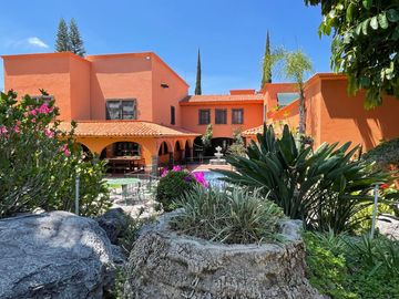 Residencia en Venta, tipo Colonial Mexicano, con excelentes acabados y amplios espacios