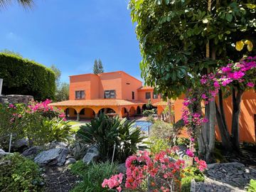 Residencia en Venta, tipo Colonial Mexicano, con excelentes acabados y amplios espacios