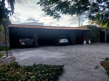 Residencia en Venta, tipo Colonial Mexicano, con excelentes acabados y amplios espacios