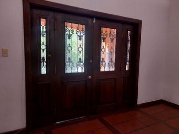 Residencia en Venta, tipo Colonial Mexicano, con excelentes acabados y amplios espacios