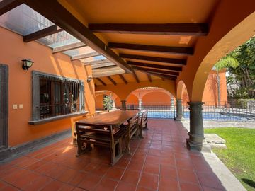 Residencia en Venta, tipo Colonial Mexicano, con excelentes acabados y amplios espacios