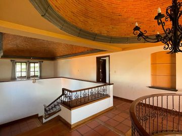 Residencia en Venta, tipo Colonial Mexicano, con excelentes acabados y amplios espacios