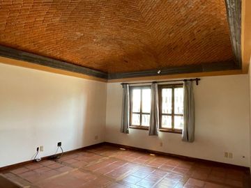 Residencia en Venta, tipo Colonial Mexicano, con excelentes acabados y amplios espacios