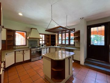 Residencia en Venta, tipo Colonial Mexicano, con excelentes acabados y amplios espacios