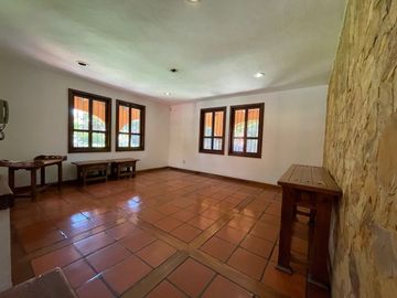 Residencia en Venta, tipo Colonial Mexicano, con excelentes acabados y amplios espacios