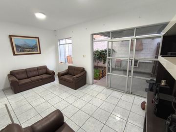 Venta De Casa Multifamiliar - 3 Pisos - Urb Cayran - SMP
