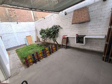 Venta De Casa Multifamiliar - 3 Pisos - Urb Cayran - SMP