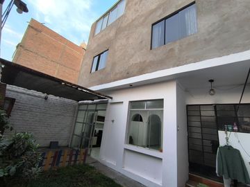 Venta De Casa Multifamiliar - 3 Pisos - Urb Cayran - SMP
