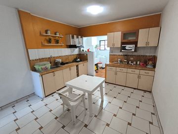 Venta De Casa Multifamiliar - 3 Pisos - Urb Cayran - SMP