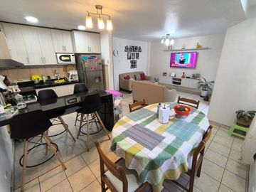 Venta De Casa Multifamiliar - 3 Pisos - Urb Cayran - SMP