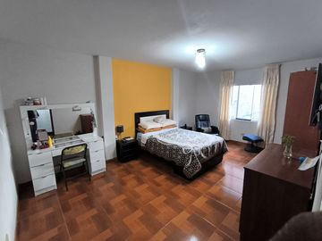 Venta De Casa Multifamiliar - 3 Pisos - Urb Cayran - SMP