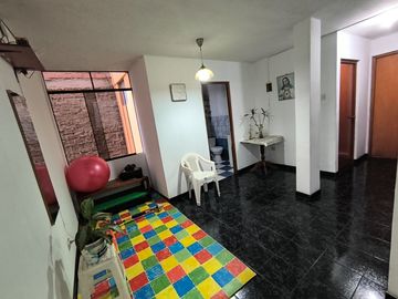 Venta De Casa Multifamiliar - 3 Pisos - Urb Cayran - SMP