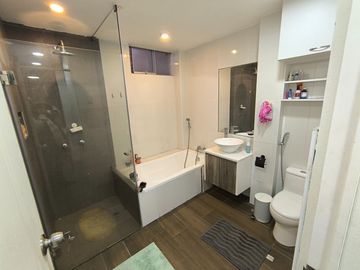 Venta De Casa Multifamiliar - 3 Pisos - Urb Cayran - SMP