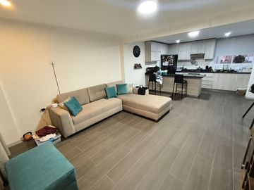 Venta De Casa Multifamiliar - 3 Pisos - Urb Cayran - SMP
