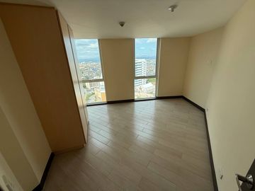 LUXURY CONDO IN THE HEART OF MCKINLEY HILL