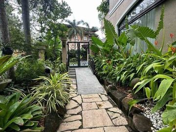 HOUSE WITH POOL AND ELEVATOR FOR SALE IN PORTOFINO HEIGHTS