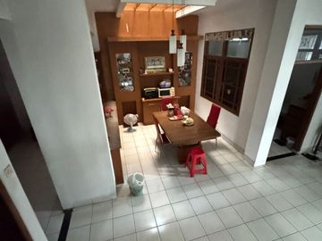JUAL RUMAH TERAWAT SIAP HUNI HOOK DI JALAN GOLF BARAT ARCAMANIK BANDUNG