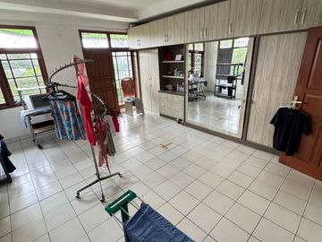 JUAL RUMAH TERAWAT SIAP HUNI HOOK DI JALAN GOLF BARAT ARCAMANIK BANDUNG