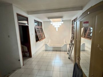 JUAL RUMAH TERAWAT SIAP HUNI HOOK DI JALAN GOLF BARAT ARCAMANIK BANDUNG