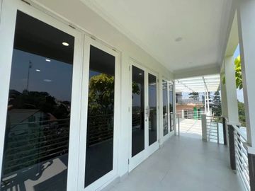 JUAL RUMAH MODERN MINIMALIS TERAWAT VIEW KOTA BANDUNG DI RESORT DAGO PAKAR BANDUNG