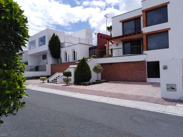 SE ESCUCHAN OFERTAS VENTA Casa con ALBERCA en Real de Juriquilla Querétaro