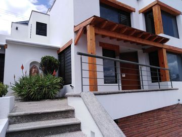 SE ESCUCHAN OFERTAS VENTA Casa con ALBERCA en Real de Juriquilla Querétaro