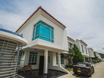 HERMOSA CASA RESIDENCIAL PARA VENTA EN CONJUNTO AQUA MARINA