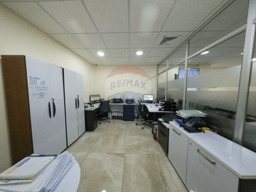 Oficina en venta edificio Sky al lado del Aeropuerto, Guayaquil