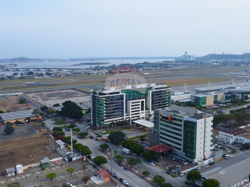 Oficina en venta edificio Sky al lado del Aeropuerto, Guayaquil