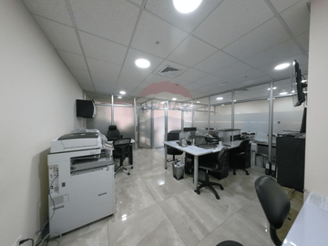 Oficina en venta edificio Sky al lado del Aeropuerto, Guayaquil