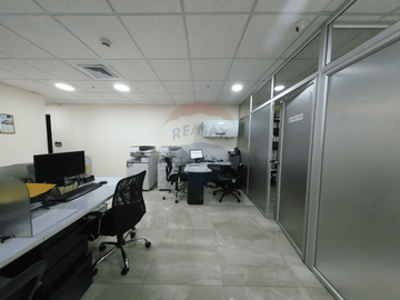 Oficina en venta edificio Sky al lado del Aeropuerto, Guayaquil