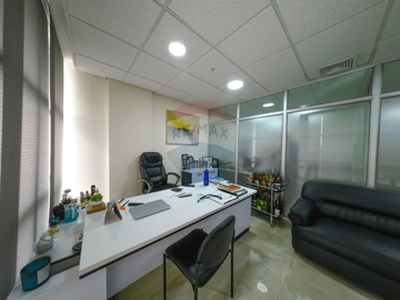 Oficina en venta edificio Sky al lado del Aeropuerto, Guayaquil