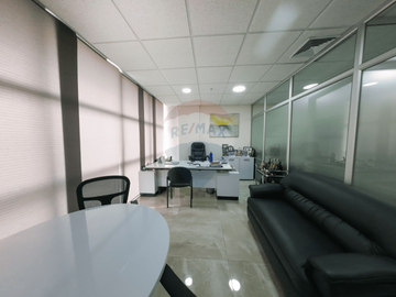 Oficina en venta edificio Sky al lado del Aeropuerto, Guayaquil